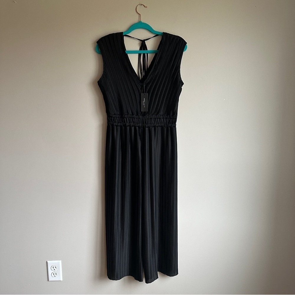 NWT Romeo + Juliet Couture Black Pleated Wide Leg Jumpsuit M